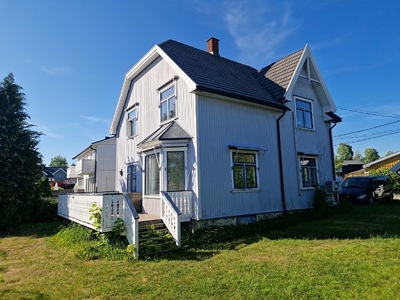 Enebolig med garasje sentralt på Konnerud. Noe moderniseringsbehov.