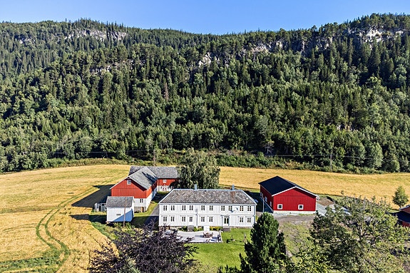 Velkommen til Holvegen 265 - En godt velholdt og innholdsrik landbrukseiendom på Hilan.