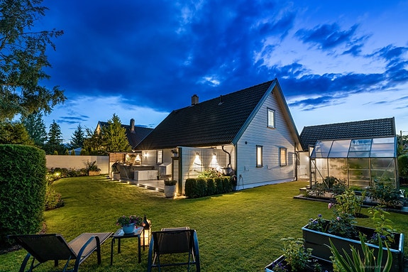 Støkkeveien 15 ligger i et barnevennlig og veletablert boligområde på Steinberg.