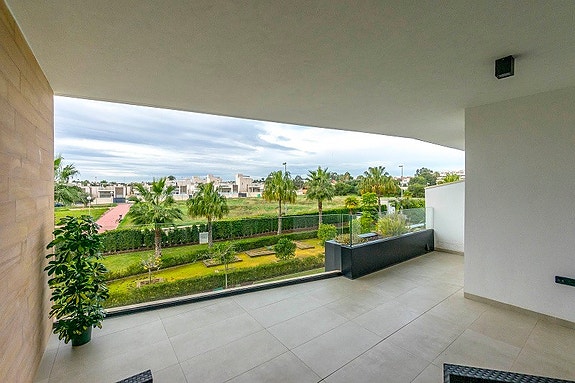 Stor terrasse med overbygg