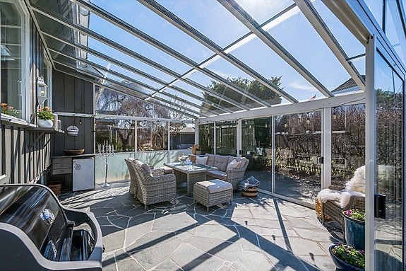 Velkommen til Berganveien 110. Deilig innglasset terrasse. Her forlenger du sommeren både vår og høst.