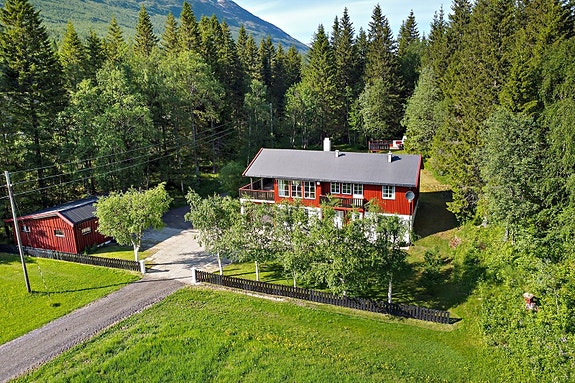 Småbruk/landbrukseiendom i naturskjønne omgivelser.
Eiendommen ligger nydelig til i Dunderlandsdalen der selve boligen er plassert i et tun.