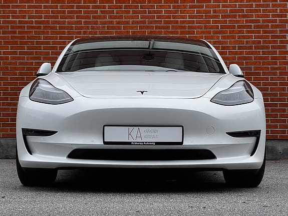 Tesla Model 3 4 of 5
