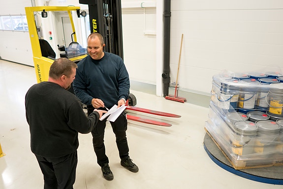 Våre medarbeidere er inkludert i hele prosessen; fra produksjon, kvalitetskontroll, pakking og logistikk