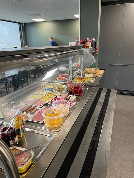 Pålegg-buffeten er på plass hver dag