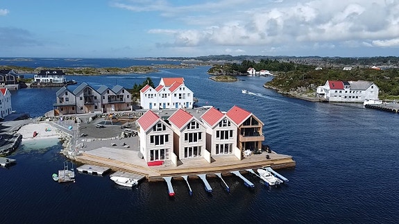 Sørvendte hytter med gode solvendte kaier i sør.
