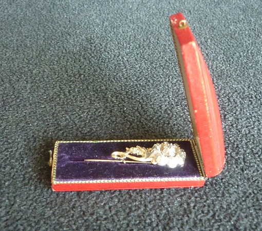 Vintage nål/brosje i sølv & 14K gull med 9 diamanter i original boks.