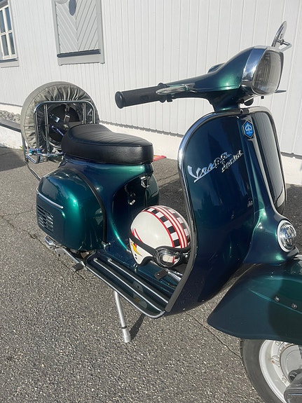 Vespa 125 2 of 5