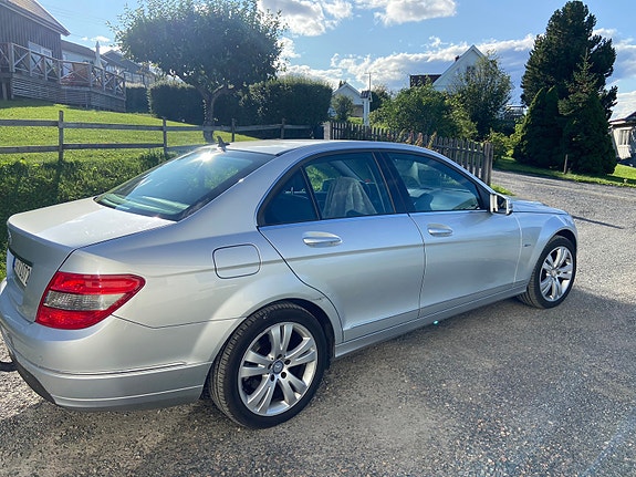 Mercedes-Benz 220 13 of 30
