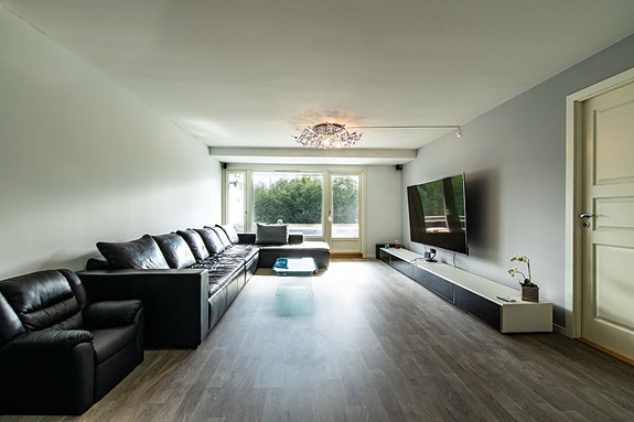 Sofa, Bord, 85 tommer Tv, Bose Anlegg
