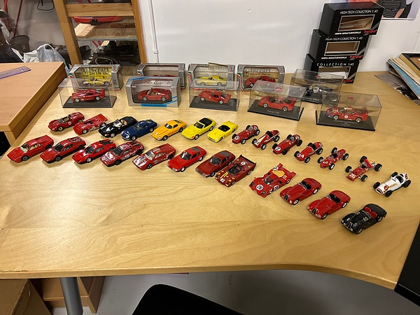 Samling modellbiler fra Ferrari med blandede merker diecast og plast mode