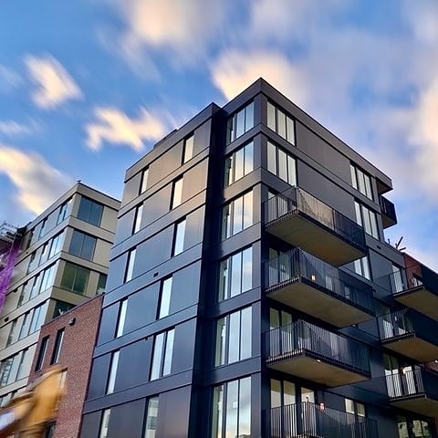 Blikkenslagerarbeid på Øglændskvartalet. Kvartalet består av 65 lekre leiligheter midt i Sandnes sentrum.