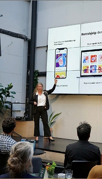 På sikt vil Rettssenteret yte rettshjelp digitalt og lokalt ved stedlig tilstedeværelse i hver av våre 356 kommuner.