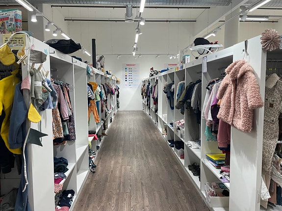 Her ser du en av radene med hylleseksjoner som privatpersoner leier!