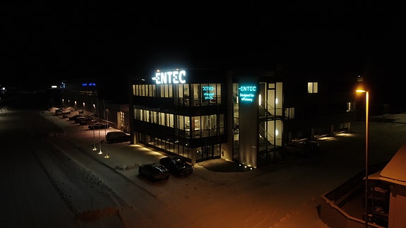 Kontor og monteringshall i Ulsteinvik, kveld