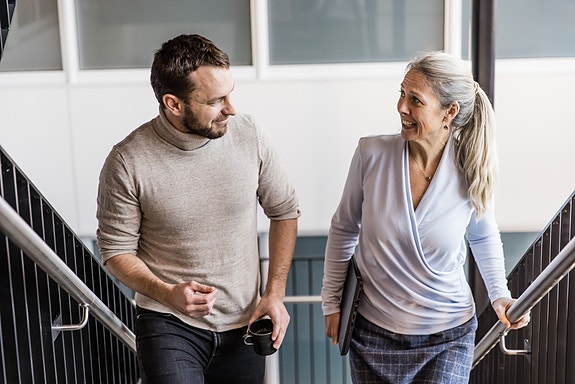 To kollegaer som prater