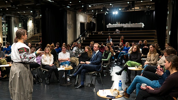 Vi bygger broer mellom unge mennesker på tvers av landegrenser, blant annet lager vi møteplasser for unge mennesker fra Polen, Ukraina og Norge.