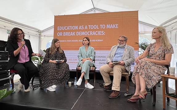 Hvert år er vi på Arendalsuka i Menneskerettighetsteltet. Vi samarbeider med de andre freds- og menneskerettighetssentrene i Norge.