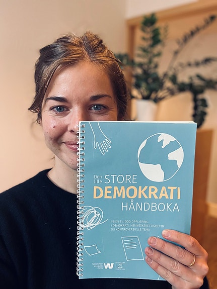 Vi tilbyr praktisk demokratilæring og materiell basert på forskningssamarbeid og erfaringer.