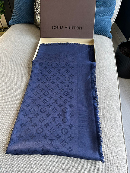 Louis Vuitton: Skjerf i Blekrød nå opp til −35%