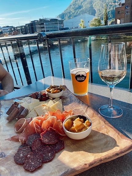 I andre etasje er det sol til langt på kveld om sommaren.