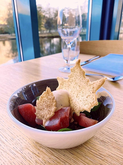 Måltid med utsikt og lokale råvarer.