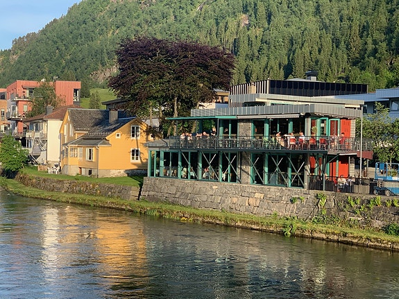 Restauranten og baren ligg nydeleg til ved elva Jølstra.