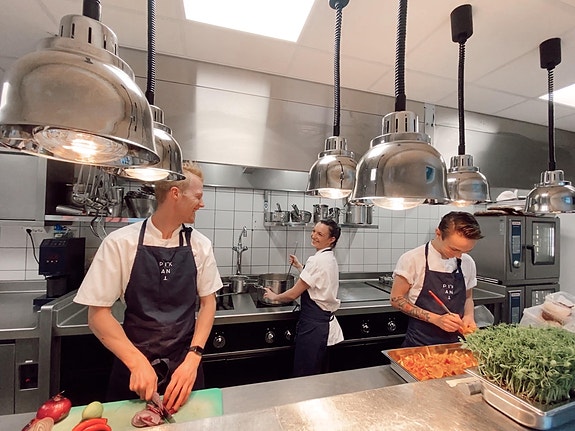 I 2020 blei det bygd eit nytt topp moderne kjøkken.