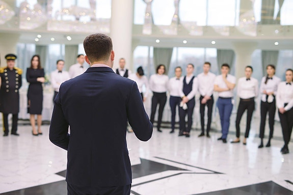 Restaurantsjef tar morgenmote med ansatte