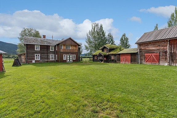 Våningshuset til venstre, og sommerstua til høyre for boligen.