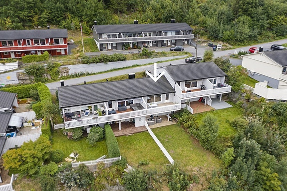Velkommen til Linneaveien 4C - en praktisk og fin rekkehusleilighet med to uteplasser og sen kveldssol sommerstid.