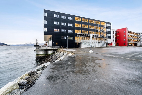Velkommen til Sjøstranda 79- En pen og romslig 2-roms med gangavstand til sentrum. Stor veranda. Heis i bygget