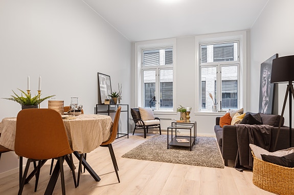 Stue med plass til sofagruppe og spisebord