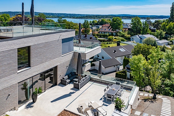 Ny, eksklusiv selveier. Fjordutsikt, dobbelgarasje, privat heis. Leiligheten har en stor, privat terrasse på ca. 75 kvm vendt mot sjøen, skjermet balkong utenfor mastersuiten på ca. 11 kvm samt bruksrett til privat hagedel