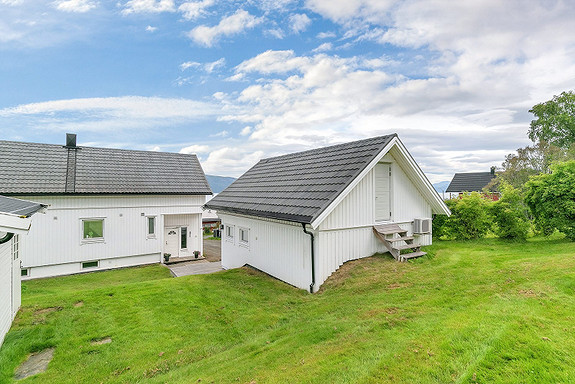 Du går inn til garasjeloftet på baksiden