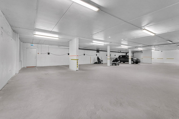 Parkeringsplass med el-billader i felles garasjeanlegg