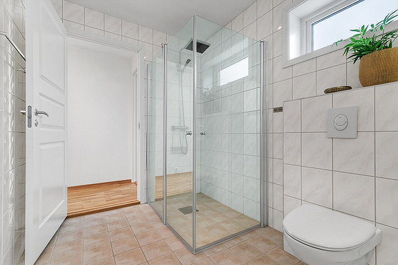 Bad har dusjhjørne med glassvegger