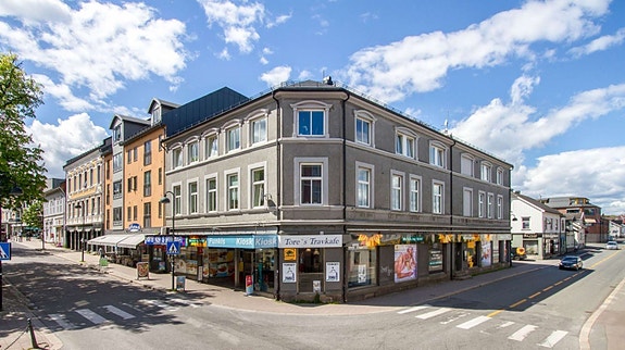 Flott leilighet i hjørnegård. Fin utsikt mot torget, egen parkeringsplass og takterrasse mot bakgård.