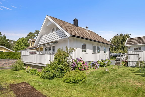 Velkommen til Offersteinveien 2! Boligen her en solrik tomt som er pent opparbeidet med beplantning