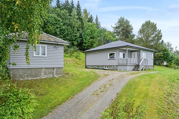 Enebolig med landlig beliggenhet på stor og solrik tomt i Nordåsvegen 315!