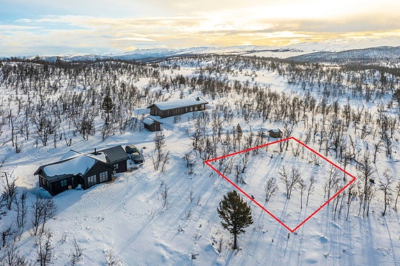 Velkommen til Sønstebøseterlie 71 og denne flott beliggende hyttetomta - nest innerst i blindvei. Skisserte grenser er kun til illustrasjon - avvik kan forekomme