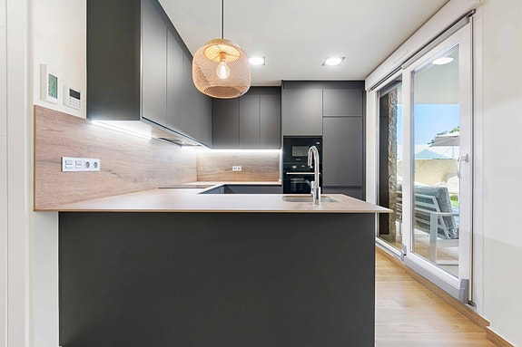 Det er også mulig å få et mørkere kjøkken