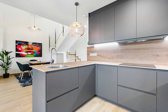 Det er også mulig å få et mørkere kjøkken