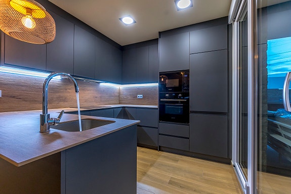 Det er også mulig å få et mørkere kjøkken