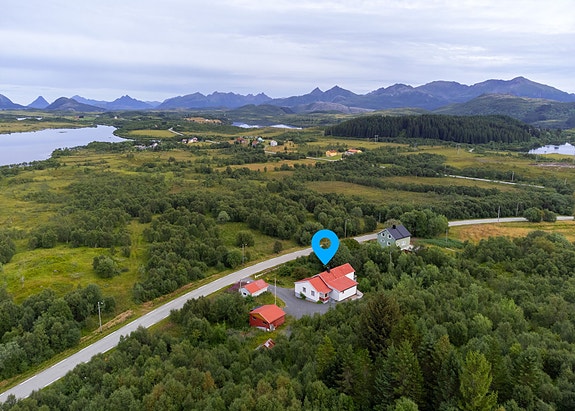Innholdsrik enebolig på vel 8 mål stor tomt, i Vea i Bø. På eiendommen er det også garasje og uthus