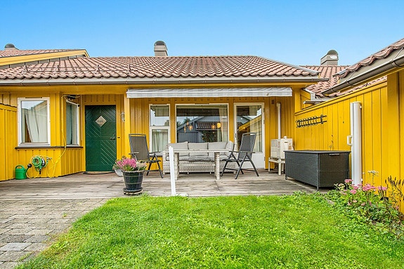 En fin og lettstelt bolig på ett plan med en koselig terrasse på utsiden