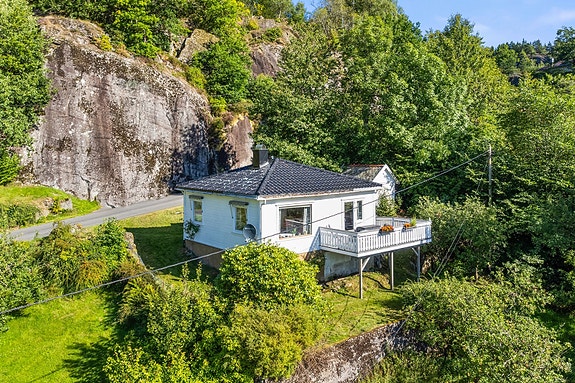 Liten, sjarmerende enebolig med flott utsikt.