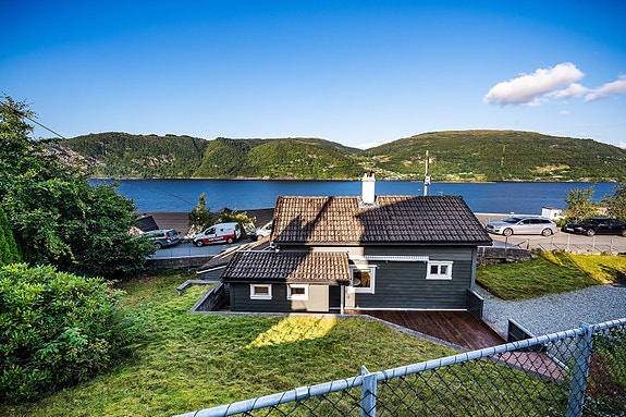 - Fra boligen har du flott sjøutsikt over Sørfjorden mot Osterøy -