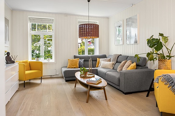 Dette er en unik leilighet på flere måter. Leiligheten i seg selv har det beste fra 1. og 2. etasje; høyt over bakkeplan samtidig som man har enkel adkomst fra inngangsdør og til egen vinterhage/ veranda med trapp ned til flott hage.