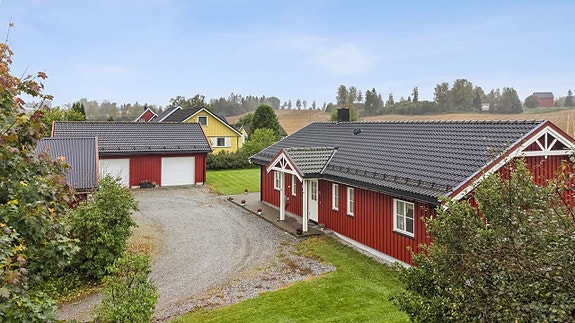 Velkommen til Hvamsvegen 75 - Her får du Hadalm Hus på en flate, stor dobbelgarasje m/verksteddel og ekstra garasje med hobbyrom.